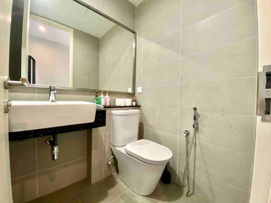 Tropicana 218 Macalister #Wondercolor #Infinity Pool #Georgetown #5Pax #2Br 2Bath #1King 1Queen 1Single #Quality Well Maintained #Private Host エクステリア 写真
